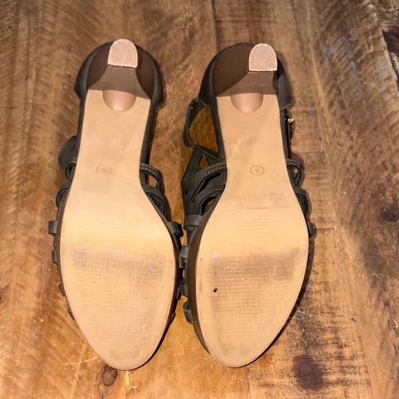 Elegant Olive Cutout Women's Heels - Picture 8 of 8